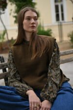 LADIES KNITTED SLEEVELESS SWEATER - Image 6